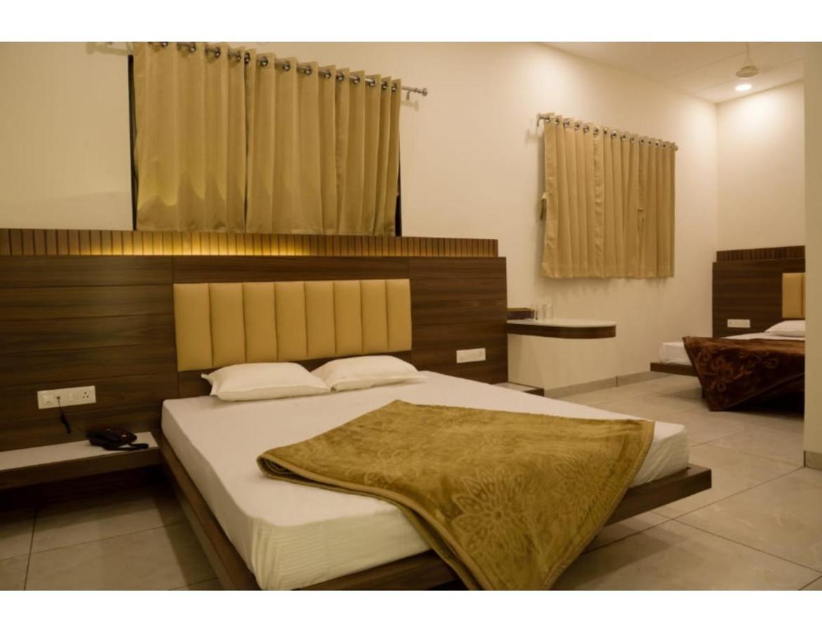 Hotel Govindam, Ujjain Exteriör bild